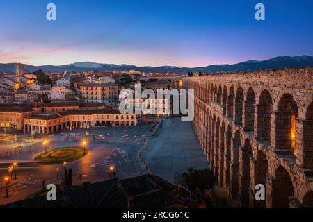 Acquedotto di Segovia e Plaza Oriental Square al tramonto - Segovia, Spagna Foto Stock