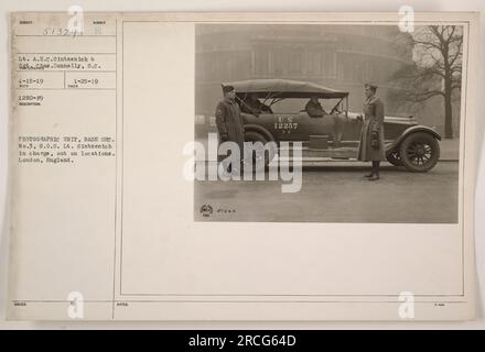 Tenente Sintzenich dell'unità fotografica, base sec. Il No. 3, S.O.S., si vede sul posto a Londra, in Inghilterra. In questa foto, scattata il 15 aprile 1919, il tenente Sintzenich è accompagnato da Suas. Donnelly. La fotografia è stata rilasciata il 25 gennaio 1919 e appartiene a una serie scattata dalla suddetta unità fotografica. Le note menzionano il fatto che alla foto è stato assegnato il numero di identificazione US 12257 23. Foto Stock