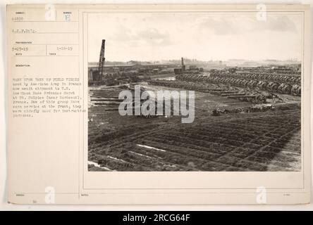I pezzi da campo utilizzati dall'esercito americano in Francia sono visti allineati e in attesa di essere spediti negli Stati Uniti L'American base Ordnance Depot a St. Sulpice, nei pressi di Bordeaux, in Francia, immagazzina questi cannoni d'artiglieria, la maggior parte dei quali sono stati utilizzati principalmente per scopi didattici e non hanno visto servizio sul fronte. Foto Stock