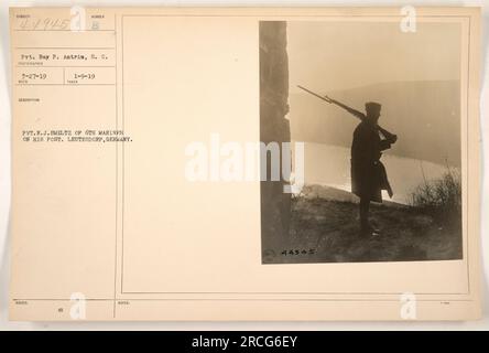 Ray P. Antrim ha scattato questa foto il 27 marzo 1919. L'immagine raffigura Pvt.E.J. Smeltz del 6th Marines in piedi al suo posto a Leutesdorf, in Germania. La fotografia è stata ricevuta con una descrizione e ha emesso il numero B 00 il 9 gennaio 1919. Foto Stock