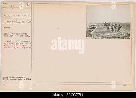 Soldati americani che praticano manovre sul campo alla School of Fire for Field Artillery di Fort Sill, Oklahoma. I soldati sono visti pilotare fucili Browning machine, in grado di sparare 400 colpi al minuto. Questa foto è stata scattata il 14 giugno 1918 ed è stata censurata e pubblicata dal M.I.B. Censura il 5 luglio 1918. Foto Stock