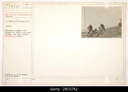 Sgt. 1st Cl. J.J. Marshall, un membro della S.C. Reggimento, è raffigurato presso il numero di campo del reggimento in avanti a Gondrecourt, in Francia. Nella foto, sta ricevendo un messaggio come osservatore comandante e corridore. La foto è stata scattata il 13 agosto 1918 e ricevuta il 21 settembre 1918, con l'approvazione della A.E.F Censor. Non sono state fornite note aggiuntive. Foto Stock