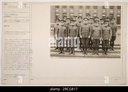 Gruppo di ufficiali militari della divisione piani di guerra, stato maggiore generale, posa per una foto sui gradini dell'Army War College a Washington, D.C. La foto è stata scattata il 13 dicembre 1918 e include il maggiore C.W. McMeekin, col. A.A. Maybach, col.C.H.Hilton, Major Win. J. Hammer, maggiore W. N. Moss, Capitano F. Boyle, Capitano R. B. Meckley, Capt.H.H. Hartwig, Capt. Charles Wales, Capt.H.W.Allport, LT.N.H.Luttrell, Capt. R.J.Malone, Cap.E.F.Mayberry, L. Scott, Capt Middleton, e Capt.F.Kopper Jr. Questa immagine è stata approvata dal M.I.D. Censor il 20 dicembre 1918. Foto Stock