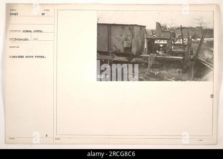 Un gruppo di autocarri scartati visti in questa foto scattata dal Signal Corps durante la prima guerra mondiale. L'immagine mostra diversi vecchi camion impilati l'uno sull'altro, a simboleggiare la fine della loro utilità nelle attività militari. La didascalia fa riferimento al numero di identificazione della fotografia (062043) e menziona le note pertinenti relative all'origine e alla data di ricezione. Foto Stock