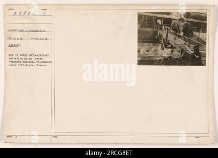 Uomini del 141° battaglione antiaereo che si preparano a salire a bordo della Principessa Matoika a St. Nazaire, Loire inferiore, Francia. La foto è stata scattata il 20 dicembre 1918 dal fotografo Jos. M. Lilles. L'immagine è numerata 48800 ed è stata ricevuta il 1 marzo 1919, come parte della documentazione sulle attività militari durante la prima guerra mondiale. Foto Stock