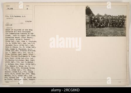 Gruppo di soldati della 26a Divisione che furono decorati per il coraggio sul fronte. Da sinistra a destra: Lat Lieut. Cornelius Beard, Lat Lieut. Allen K. Dexter, Sgt. John J. Courtney, Sgt. Leo P.T. Jacques, Sgt. Eric S. Olson, Sgt. James R. Thornley, Cpl. Francis E. Hurley, Pvt. 1st Cl. Thos. Jolley, Pvt. 1st Cl. Kenneth B. Page, Pvt. Lat Cl. Charles M.D. Dodge, Pvt. 1st Cl. Walter J. McCann, Pvt. Edward L. Dion, Pvt. Jeremiah Tyron, Pvt Cass. Gunter, Pvt. Glenn Hill, Pvt. Marino, e il Pvt Alfred Lee. La Ferte, Chevesis Aisne, Francia. Foto Stock