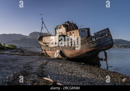 Peschereccio da traino abbandonato sulla costa di Loch Linnhe. Foto Stock