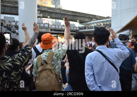 Bangkok, Thailandia. 14 luglio 2023. BANGKOK - People Supporters of Pita Limjaroenrat, leader del partito Move Forward, gesto a tre dita presso l'area di protesta di fronte al Bangkok Art & Culture Centre, Rama 1 Road, il 14 luglio 2023. (Immagine di credito: © Teera Noisakran/Pacific Press via ZUMA Press Wire) SOLO USO EDITORIALE! Non per USO commerciale! Foto Stock