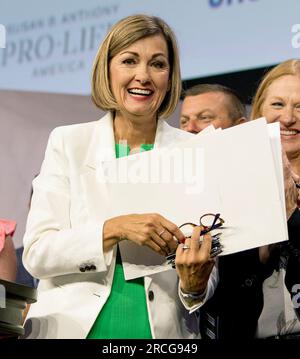 Des Moines, Iowa, USA. 14 luglio 2023. Il Governatore dell'Iowa KIM REYNOLDS al Family Leadership Summit del 2023 ha firmato il disegno di legge che vieta ogni aborto in Iowa dopo sei settimane, un periodo in cui molte donne non sanno nemmeno di essere incinte. Il summit annuale riunisce leader nazionali provenienti da diversi settori per incoraggiare i cristiani a impegnarsi in una trasformazione culturale incentrata su Cristo. (Credit Image: © Brian Cahn/ZUMA Press Wire) SOLO USO EDITORIALE! Non per USO commerciale! Foto Stock