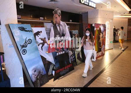 SHANGHAI, CINA - 14 LUGLIO 2023 - i fan passano un poster del film Mission: Impossible - Dead Reckoning Part One Mission: Impossible 7 S. Foto Stock