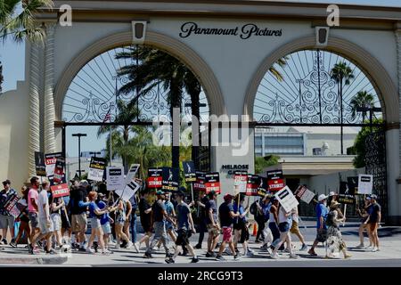 Los Angeles, USA. 14 luglio 2023. I membri della Screen Actors Guild-American Federation of Television and radio Artists (SAG-AFTRA) manifestano a Hollywood, Los Angeles, negli Stati Uniti, il 14 luglio 2023. Mentre gli attori di Hollywood hanno preso le linee del picchetto fuori dai principali studi di registrazione venerdì mattina, due dei sindacati più potenti di Hollywood stanno colpendo simultaneamente per la prima volta in 60 anni. Crediti: Xinhua/Alamy Live News Foto Stock