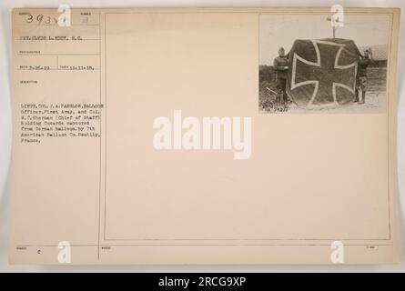 Tenente colonnello J.A. Paeglow, ufficiale in mongolfiera della prima Armata, e colonnello W.C. Sherman, Capo di Stato maggiore, con in mano un Cocarde catturato da un pallone tedesco. La foto è stata scattata l'11 novembre 1918 dal soldato Clyde L. Eddy del Signal Corps. È stato pubblicato con il numero di descrizione 393 nel volume PVT. Da ECD il 26 febbraio 1919. L'immagine è stata scattata a Souilly, in Francia, ed è numerata 31320 2D. Foto Stock