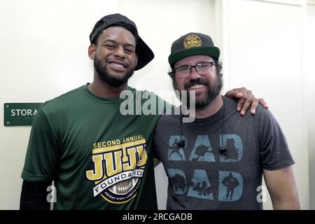 Il ricevitore dei New England Patriots Juju Smith-Schuster (a sinistra) posa con il co-fondatore del 562.org Mike Guardabascio durante la presentazione della sala pesi presso la Long Beach Poly High School, venerdì 14 luglio 2023, a Long Beach, Calf. La ristrutturazione è stata finanziata dalla Austin Ekeler Foundation, con donazioni da The Casey Fund di Jurrell Casey, Juju Foundation, Los Angeles Chargers, Sonos e Perform Better. Foto Stock