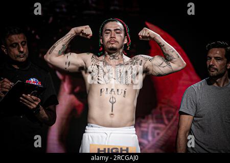 Dublino, Irlanda, Irlanda. 14 luglio 2023. DUBLINO, IRLANDA - JUL 14: Whindersson Nunes posa per le foto durante le pesate prima dell'Influencer semi-finale Boxing Tournament High Stakes il 14 luglio 2023 a Dublino, Irlanda. (Foto di Danilo Fernandes/PxImages) credito: PX Images/Alamy Live News Foto Stock