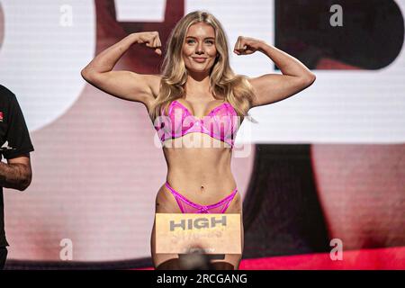 DUBLINO, IRLANDA, DUBLINO, IRLANDA. 14 luglio 2023. DUBLINO, IRLANDA - JUL 14: (L-R) Amber o'Donnell posa per le foto durante le pesate prima dell'Influencer semi-final Boxing Tournament High Stakes il 14 luglio 2023 a Dublino, Irlanda. (Immagine di credito: © Danilo Fernandes/PX Imagens via ZUMA Press Wire) SOLO PER USO EDITORIALE! Non per USO commerciale! Foto Stock