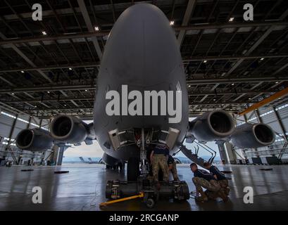 STATI UNITI Air Force Airmen assegnati al 728th Air Mobility Squadron, Incirlik Air base, Türkiye, cambiano un pneumatico naso aereo C-17 Globemaster III durante il Mobility Rodeo del 521st Air Mobility Operations Wing presso Ramstein Air base, Germania, 12 luglio 2023. Il 521st AMOW ospitava 25 squadre composte da tutti i tipi di avieri di mobilità di vari campi di carriera, tra cui manutenzione, porto aereo, risposta di emergenza e altre funzioni di supporto alla mobilità per enfatizzare il concetto War-Ready Airmen. (STATI UNITI Foto di Air Force di Airman 1st Class Jordan Lazaro) Foto Stock