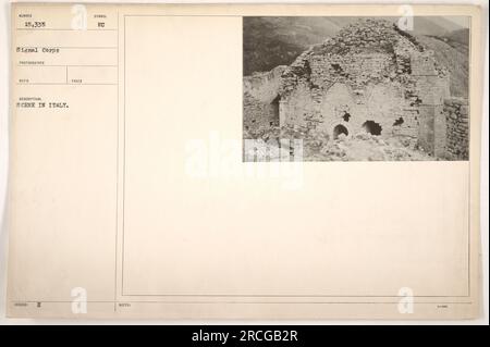 L'immagine mostra i soldati americani in Italia durante la prima guerra mondiale. Sono impegnati in attività militari, possibilmente un esercizio di addestramento o manutenzione. La fotografia è datata, numerata e categorizzata sotto il Signal Corps. Fa parte di una più ampia collezione che documenta le operazioni militari americane. Foto Stock