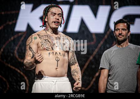 DUBLINO, IRLANDA, DUBLINO, IRLANDA. 14 luglio 2023. DUBLINO, IRLANDA - JUL 14: Whindersson Nunes posa per le foto durante le pesate prima dell'Influencer semi-finale Boxing Tournament High Stakes il 14 luglio 2023 a Dublino, Irlanda. (Immagine di credito: © Danilo Fernandes/PX Imagens via ZUMA Press Wire) SOLO PER USO EDITORIALE! Non per USO commerciale! Foto Stock