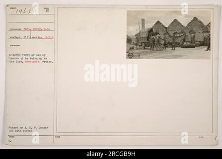 I soldati americani caricano serbatoi di gas su camion a Cornimont, in Francia durante la prima guerra mondiale. La foto fu scattata il 24 agosto 1918 dal capitano Hardy dell'VIII corpo. L'immagine mostra lo sforzo essenziale in tempo di guerra per trasportare le forniture di gas alle linee del fronte. Foto Stock