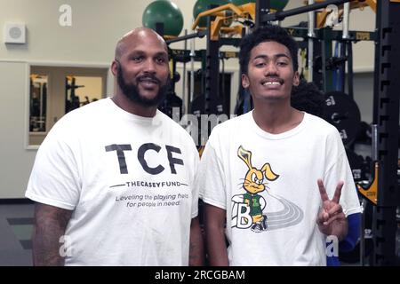 Jurrell Casey posa durante la presentazione della sala pesi presso la Long Beach Poly High School, venerdì 14 luglio 2023, a Long Beach, California. La ristrutturazione è stata effettuata Foto Stock