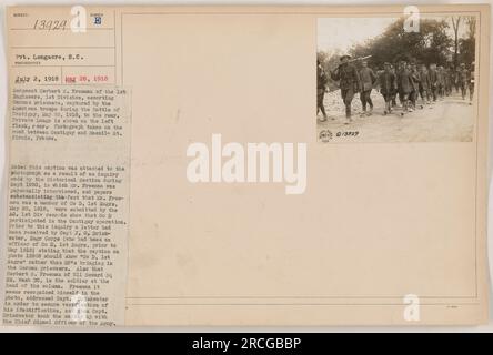 Il sergente Herbert S. Freeman, del 1st Engineers, 1st Division, viene visto scortare i prigionieri tedeschi catturati dalle truppe americane durante la battaglia di Cantigny. La posizione Longacre è mostrata sul fianco sinistro, posteriore. La foto è stata scattata sulla strada tra Cantigny e Meanil-St Firmin, Francia il 28 maggio 1918. Questa didascalia è stata allegata alla fotografia dopo un'indagine approfondita nel 1930 per verificare i dettagli e identificare il sergente Freeman. Foto Stock