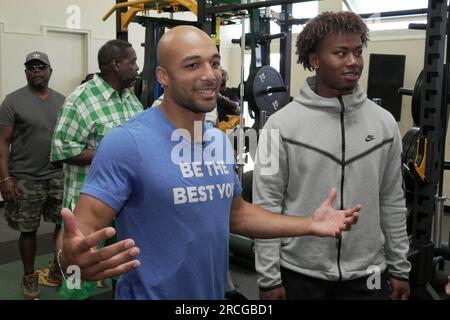 Il running back dei Los Angeles Chargers Austin Ekeler durante la presentazione della sala pesi alla Long Beach Poly High School, venerdì 14 luglio 2023, a Long Bea Foto Stock