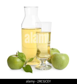 Delizioso sidro e mele verdi isolate su bianco Foto Stock