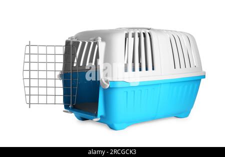 Trasportino per animali di colore azzurro isolato su bianco Foto Stock