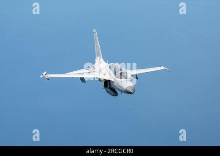 Una Philippine Air Force fa-50 esegue una missione di addestramento bilaterale durante l'esercitazione Cope Thunder 23-2 Over the Philippine Sea, il 10 luglio 2023. Attraverso la formazione bilaterale, le forze aeree statunitensi e filippine collaborano per promuovere l'interoperabilità, promuovendo così i nostri investimenti e rafforzando le nostre relazioni. (STATI UNITI Air National Guard foto del Maestro Sgt. Mysti Bicoy) Foto Stock