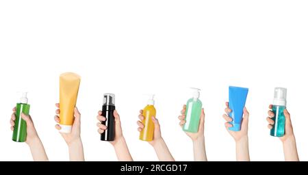Lavaggio viso e corpo. Donne che tengono bottiglie e tubi di diversi prodotti cosmetici su sfondo bianco, primo piano. Progettazione collage Foto Stock