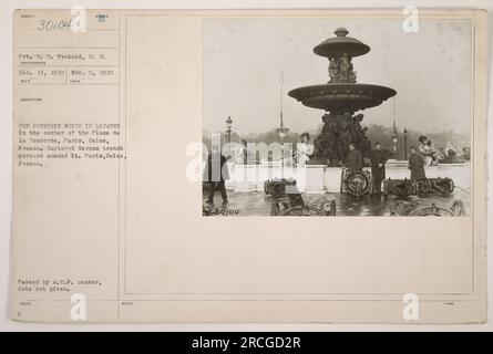 Servizio di pronto soccorso privato Trabold, del Signal Corps, catturò questa fotografia il 9 novembre 1918. L'immagine mostra una fontana situata nel centro di Place de la Concorde a Parigi, in Francia. Nell'area circostante, si vedono mortai di trincea tedeschi catturati. La foto è stata scattata durante la prima guerra mondiale. Foto Stock