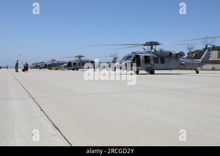 SAN DIEGO, California (30 giugno 2023) i marinai assegnati ai "Firehawks" dell'Helicopter Sea Combat Squadron (HSC) 85 conducono operazioni di volo al ritorno dell'ultimo volo dello squadrone prima della loro cerimonia di disattivazione. Lo Squadron della riserva della Marina HSC-85 è l'ultimo squadrone di elicotteri della Marina dedicato alla guerra speciale navale (NSW) e al combattimento di ricerca e salvataggio (CSAR). (STATI UNITI Foto della Marina di Chelsea Milburn, Chief Mass Communication Specialist) Foto Stock