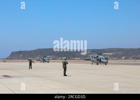 SAN DIEGO, California (30 giugno 2023) i marinai assegnati ai "Firehawks" dell'Helicopter Sea Combat Squadron (HSC) 85 conducono operazioni di volo al ritorno dell'ultimo volo dello squadrone prima della loro cerimonia di disattivazione. Lo Squadron della riserva della Marina HSC-85 è l'ultimo squadrone di elicotteri della Marina dedicato alla guerra speciale navale (NSW) e al combattimento di ricerca e salvataggio (CSAR). (STATI UNITI Foto della Marina di Chelsea Milburn, Chief Mass Communication Specialist) Foto Stock