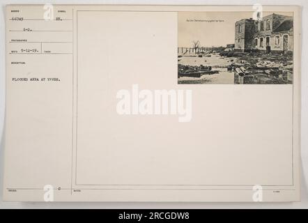 Questa fotografia mostra un'area allagata a Ypres durante la prima guerra mondiale. Fu scattata il 12 maggio 1919 da un fotografo sconosciuto. L'immagine cattura le conseguenze della guerra nella regione, evidenziando l'impatto che ha avuto sul paesaggio. L'area allagata simboleggia la distruzione e la devastazione causate dal conflitto. Foto Stock