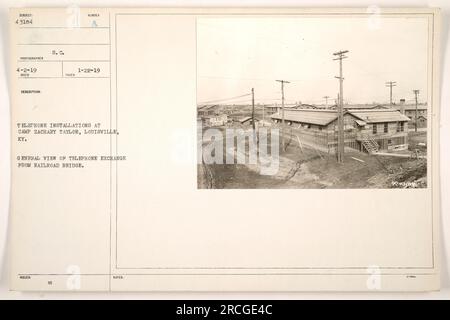 Una visione generale di una centrale telefonica a Camp Zachary Taylor, situata a Louisville, Kentucky, durante la prima guerra mondiale. La fotografia è stata scattata il 22 gennaio 1919 da un ponte ferroviario. L'immagine mostra le installazioni telefoniche nel campo. (Fonte: Fotografie delle attività militari americane durante la prima guerra mondiale) Foto Stock