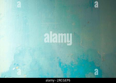 Superficie blu con gradazione gruntuosa con colore macchiato, polvere e ragnatele. Foto Stock