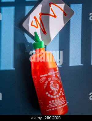 Los Angeles, CA, USA – 14 giugno 2023: Un primo piano della bottiglia di salsa piccante al peperoncino Sriracha a Los Angeles, CALIFORNIA. A causa della carenza di peperoncino, la salsa è Foto Stock