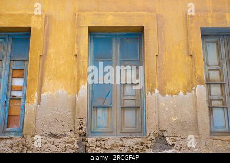 Tre finestre blu pallido in una vecchia casa. Foto Stock