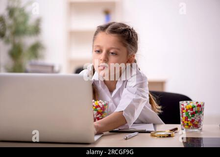 Bambina che gioca a fare il medico nel concetto di telemedicina Foto Stock