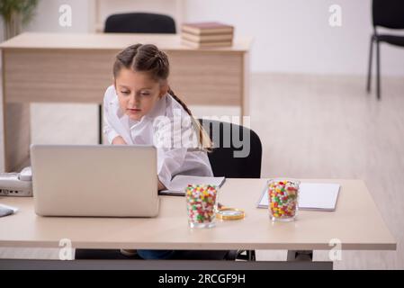 Bambina che gioca a fare il medico nel concetto di telemedicina Foto Stock