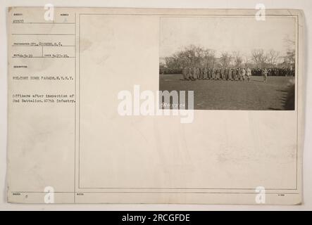 Ufficiali del 107th Infantry che partecipano a una parata di benvenuto a New York. La fotografia, scattata da CPL. Coombs, S.C., mostra gli ufficiali riuniti dopo aver ispezionato il 2° Battaglione. L'immagine fa parte di una serie scattata il 27 febbraio 1919, durante la sfilata. Foto Stock