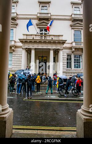 Londra, Regno Unito - 14 luglio 2023 Vigilio per Nahel Merzouk fuori dall'Ambasciata francese. Foto Stock