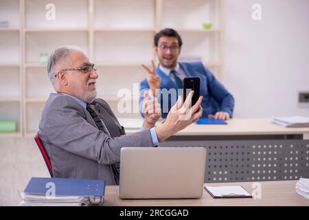 Due colleghi che lavorano sul luogo di lavoro Foto Stock