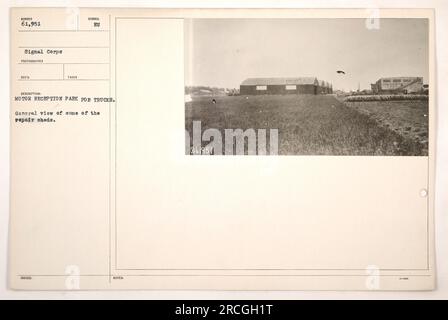 Vista generale dei capannoni di riparazione nel parcheggio di ricezione dei motori per i veicoli industriali. La fotografia, scattata dal fotografo BEC'D, mostra uno scorcio delle strutture di riparazione presso il corpo dei segnali SUMBER 61.951. Questa immagine fornisce una panoramica dell'area di manutenzione utilizzata per i carrelli durante la prima guerra mondiale. Foto Stock