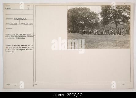 La folla si riunisce sull'Ellipse per guardare la recensione prima dell'inizio della sfilata al Cimitero Nazionale di Arlington durante la dedica del National Amphitheater. La fotografia, scattata il 15 maggio 1920, dal sergente Poik S.C., cattura l'atmosfera patriottica e il significato dell'evento. Foto Stock