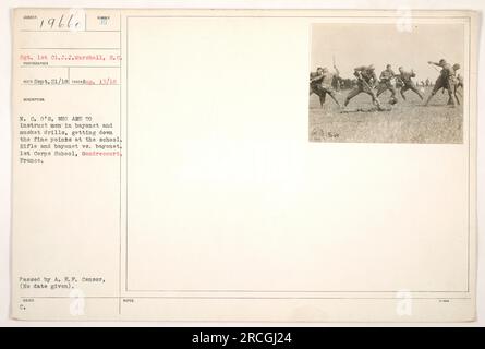 Soldati che partecipano alle esercitazioni a baionetta e moschetto presso la 1st Corps School di Gondrecourt, in Francia. Stanno ricevendo istruzioni da sottufficiali (sottufficiali) che sono esperti in queste tecniche di combattimento. Questa foto è stata scattata il 13 agosto 1918 ed è stata approvata per la pubblicazione dalla censura dell'American Expeditionary Force. Foto Stock