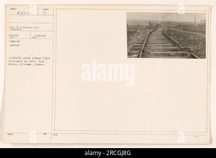 Pista tedesca a scartamento standard distrutta da un fuoco di proiettili a Marcq, Ardennes, Francia. La foto è stata scattata da H cpl. W.J.Beach il 3 gennaio 1919. La descrizione afferma che il brano è stato pubblicato il 25 gennaio 1919. La fotografia è numerata 49235, con il numero record aggiuntivo 1944-19. Foto Stock