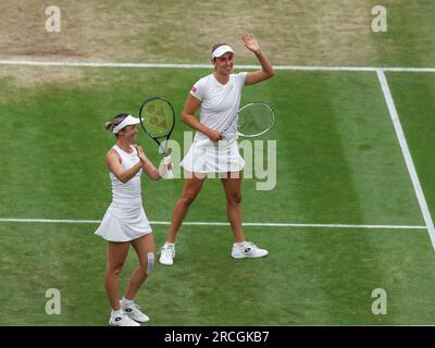 Londra, Gran Bretagna. 14 luglio 2023. Elise Mertens/Storm Hunter (L) festeggia dopo la semifinale di doppio femminile tra Zhang Shuai (Cina)/Caroline Dolehide (Stati Uniti) ed Elise Mertens (Belgio)/Storm Hunter (Australia) al Wimbledon Tennis Championship di Londra, Regno Unito, il 14 luglio 2023. Credito: Han Yan/Xinhua/Alamy Live News Foto Stock