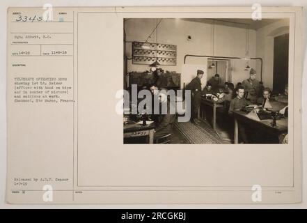 L'immagine 111-SC-33451 è una fotografia scattata l'8 novembre 1918 di una SALA OPERATORIA TELEGRAPH a Chaumont, Haute Marne, Francia. L'immagine mostra il 1° tenente Reiser (ufficiale al centro con la mano sui fianchi) e i soldati che lavorano. L'immagine è stata acquisita dal sergente Abbott, S.C. Foto Stock