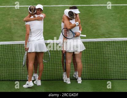 Londra, Gran Bretagna. 14 luglio 2023. I giocatori si salutano tra loro dopo la semifinale di doppio femminile tra Zhang Shuai (Cina)/Caroline Dolehide (Stati Uniti) ed Elise Mertens (Belgio)/Storm Hunter (Australia) al Wimbledon Tennis Championship di Londra, Regno Unito, il 14 luglio 2023. Credito: Han Yan/Xinhua/Alamy Live News Foto Stock